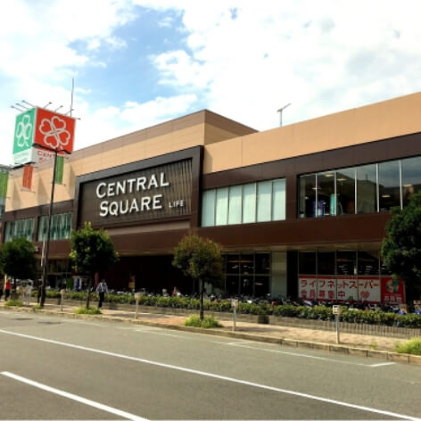 学校近くには大型スーパーが3件、100均や家電量販店もあるので買い物には困らない