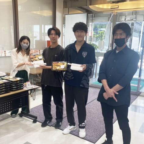 休み時間は学内でお弁当販売も実施!コンビニや牛丼屋さんも近くにあります!