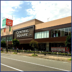 学校近くには大型スーパーが３件、100均や家電量販店もあるので買い物には困らない