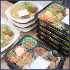 休み時間は学内でお弁当販売も実施！コンビニや牛丼屋さんも近くにあります！