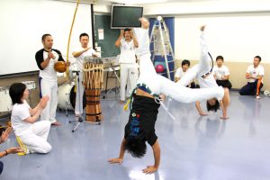 カポエイラ部のパフォーマンス。音楽に合わせて技を繰り出す！