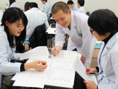 柔道整復師学科の学生たち。試験のポイントを再確認！