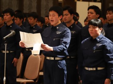 決意表明　夜間部 代表 楠田君/昼間部 代表 中沢さん　