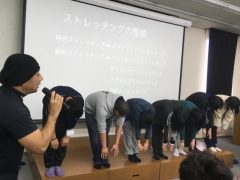 みんなで前屈を行い、筋肉の動きを体感します！