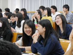 学生「おもしろい人だな～(やっかいな奴が来た)」