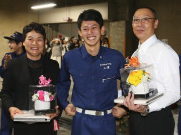 昼間部 総代を務めた三浦 大知くん（中央）と担任の奥元先生（右）、寺師先生（左）