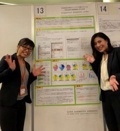 ポスター発表をした岩本（左）と鍼灸師学科の篠塚先生（右）