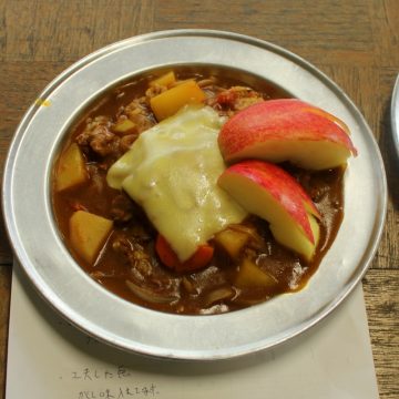 チーズがとろとろ！大きなりんごカレー