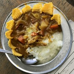 スナックと野菜で食感が楽しいカレー！