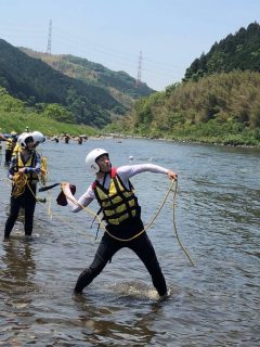 大きく振りかぶっています