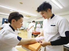 包帯やテーピングを巻き合い、力をつけます！