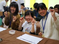 体験実習では鍼やお灸に触れます♪学スタが丁寧に教えてくれますよ！