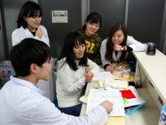 遅くまで残って、みんなで勉強会