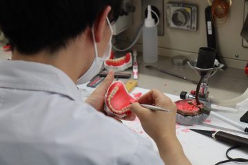 入れ歯を製作しています！