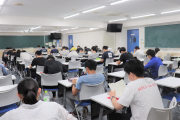 テスト開始前に追い込み勉強中・・・