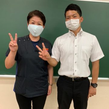 左：元担任の久保田先生　右：卒業生
