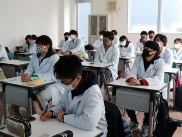 かなり貴重な機会ですので、学生も真剣です。