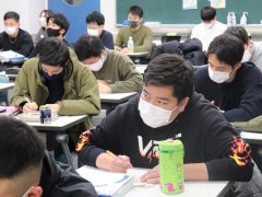 学生の黒板に向けた真剣な眼差し