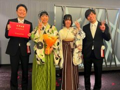 山本先生に卒業証書⁉先生とも仲良しな卒業生♡