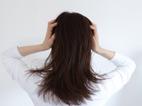 悩む女性