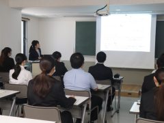 就職活動に向けてみんな真剣な表情です…！