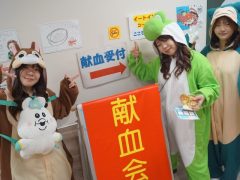 かわいいコスプレで献血を案内中😍