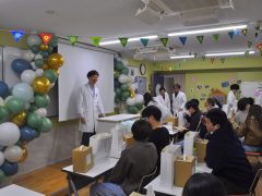 先生たち本気の飾りつけ！