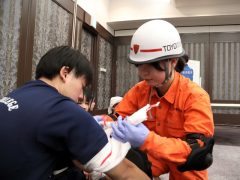 怪我人に応急処置を行う女性隊員