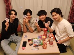 夜の自由時間といえば…お菓子とトランプ！