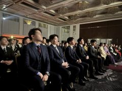 感慨深い表情でムービーを視聴