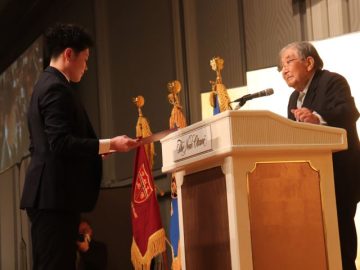 卒業証書を授与される横田さん