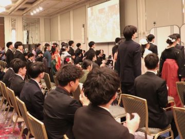 受賞者は起立!拍手が送られます