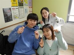 合格祈願の鉛筆を持ってピース！