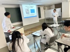 先生に詰められ中の学生（汗）