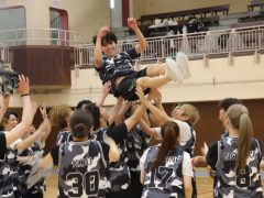 勝利の胴上げ！！