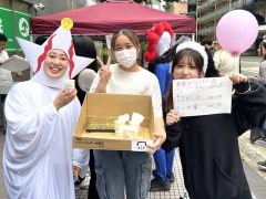 太陽の塔は事務局の河野さん！！ 学生と一緒に模擬店をお手伝い♪