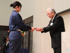 1人ずつ徽章が授与されます