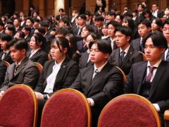 真剣に話を聞く新入生