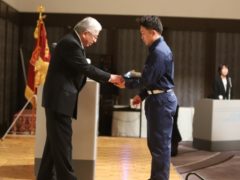 副学校長から徽章を受け取ります！