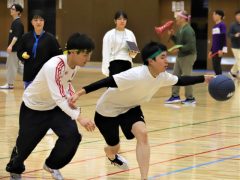 ドリブルで相手をかわす！