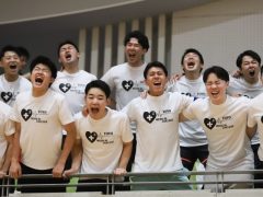 肩を組んで一致団結