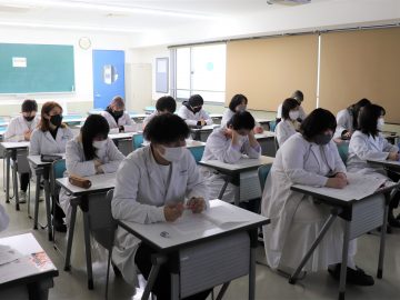 真剣に話を聞いていました✨
