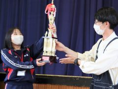 藤田先生からトロフィーが手渡されました🏆