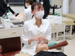 鍼灸師学科卒業の向井先生の技術を体験