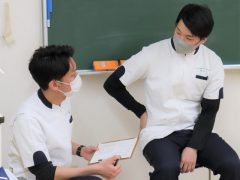 問診をしながら患者さんの悪いところをチェック