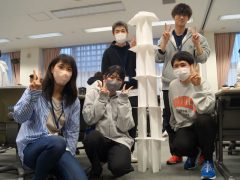 グループで力を合わせてペーパータワーを作りました！