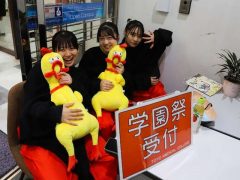 みんな同じコスプレでお出迎え！