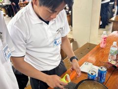 具材準備中！食べやすい大きさにカットします