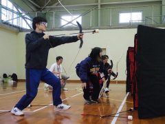 弓を持つと眼差しが一変…！