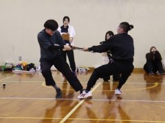 矢を取るのも真剣です！